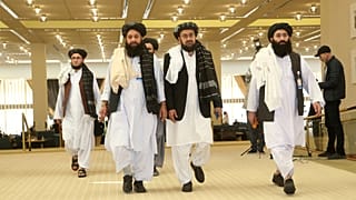 هیأت طالبان افغانستان در حال ورود به دوحه، قطر برای امضای توافقنامه با مقامات آمریکایی ۲۹ فوریه ۲۰۲۰.