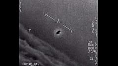 La imagen del video proporcionado por el Departamento de Defensa etiquetado Gimbal, de 2015, un objeto inexplicable es rastreado por un aviador naval.