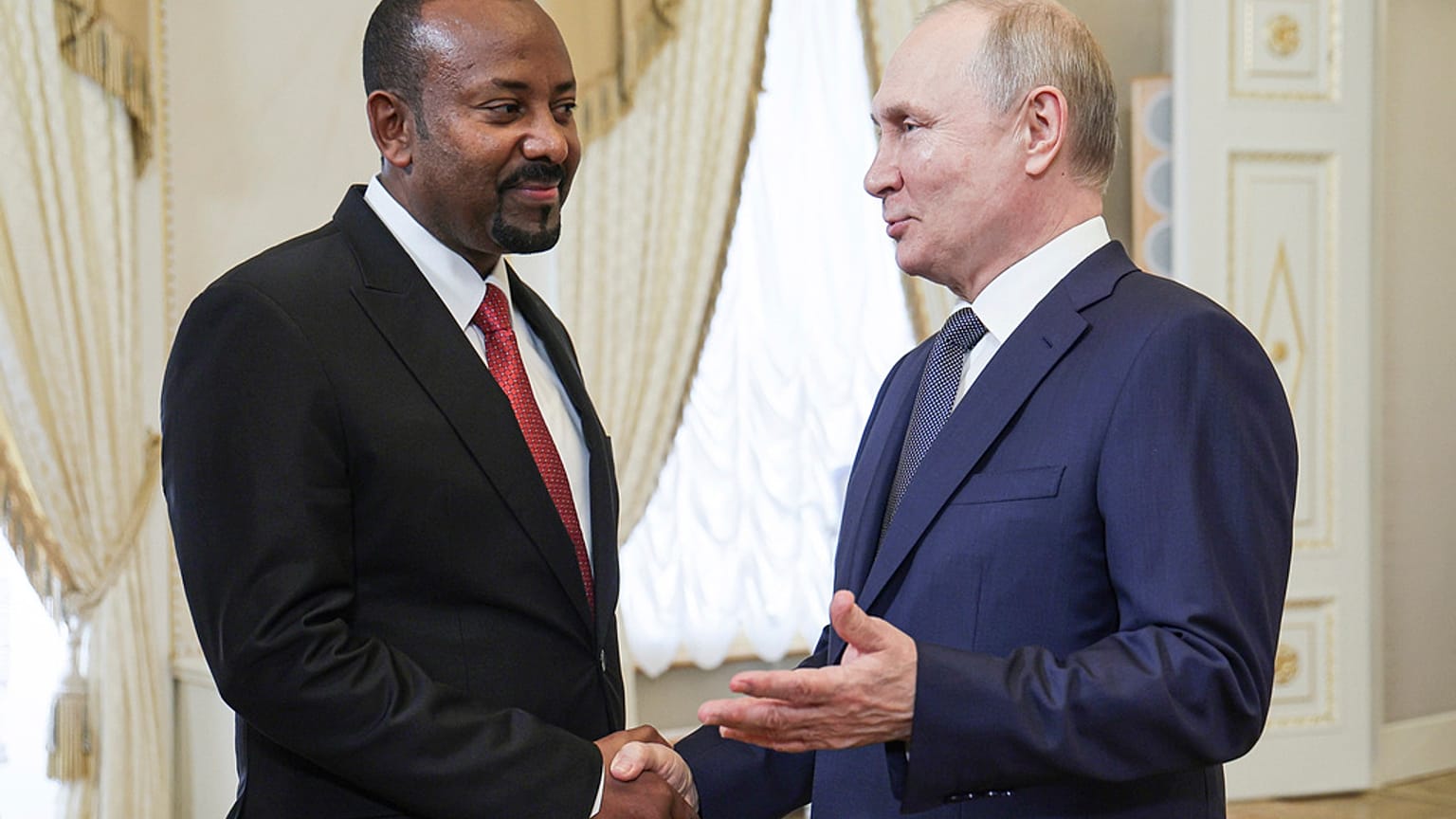 Il presidente russo Vladimir Putin con il presidente etiope Abiy Ahmed