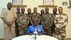 La Unión Africana, Francia y la UE, junto con EEUU, han condenado la acción y han pedido la liberación del presidente y su familia.