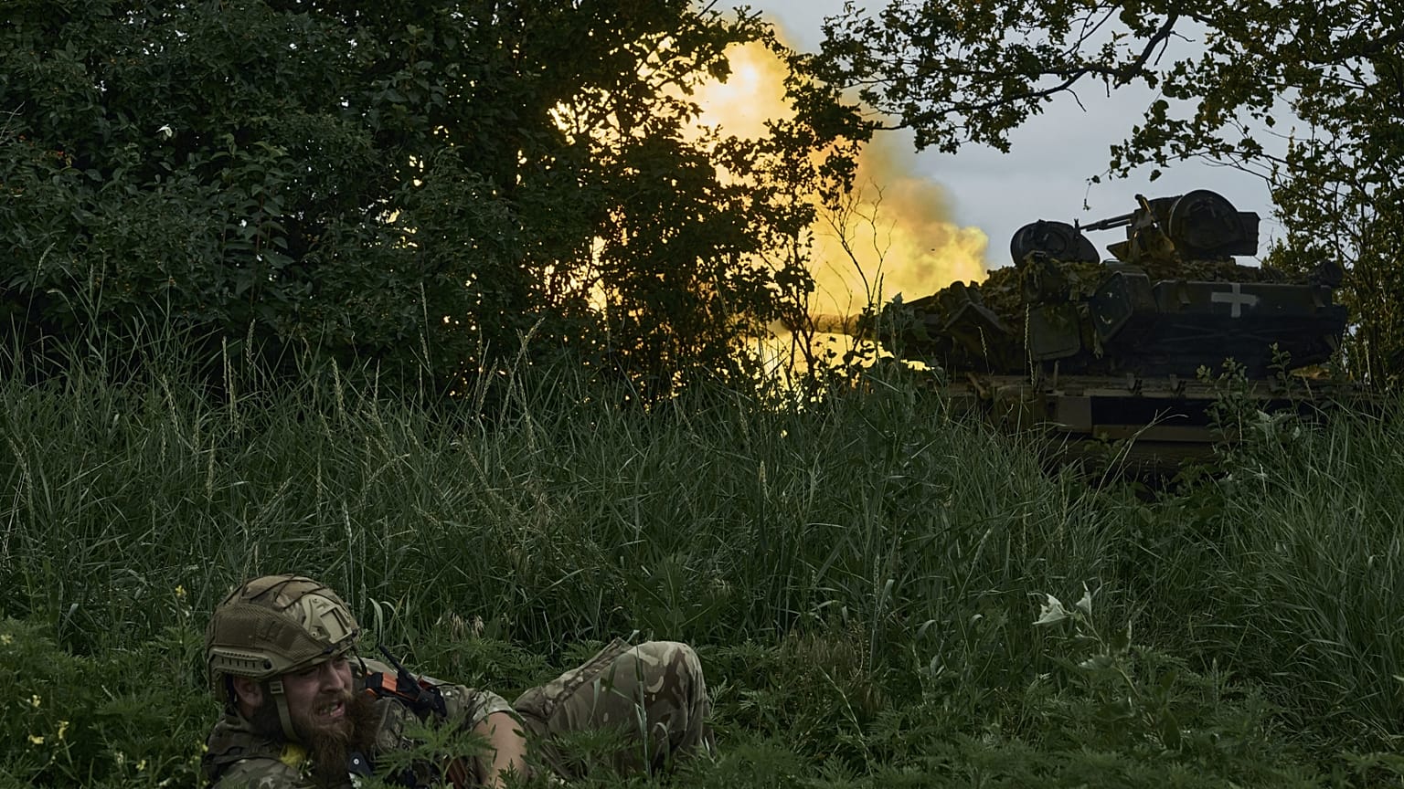 Ukrán katonák orosz állásokat támadnak Bahmutnál