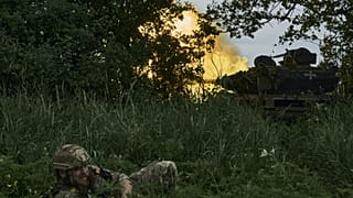 Ukrán katonák orosz állásokat támadnak Bahmutnál
