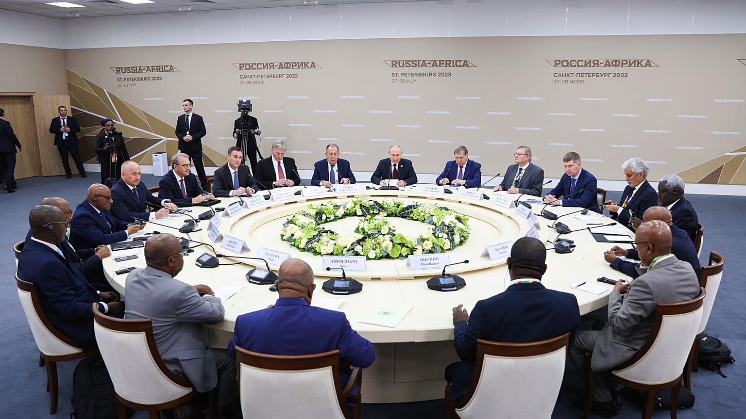 Vlagyimir Putyin orosz elnök (k) az Oroszország-Afrika csúcstalálkozó plenáris ülésén vesz részt Szentpéterváron 2023. július 27-én.