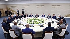 Vlagyimir Putyin orosz elnök (k) az Oroszország-Afrika csúcstalálkozó plenáris ülésén vesz részt Szentpéterváron 2023. július 27-én.
