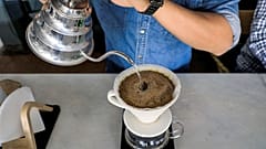 موظف مقهى متخصص يقدم القهوة المفلترة في متجر في العاصمة اليمنية صنعاء التي يسيطر عليها الحوثيون، في 23 يوليو / تموز 2023.
