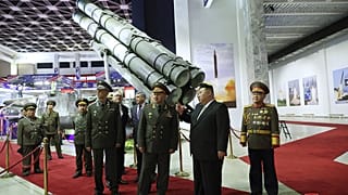 Kuzey Kore lideri Kim, Rus Savunma Bakanı Şoygu'ya yeni İHA'ları tanıttı