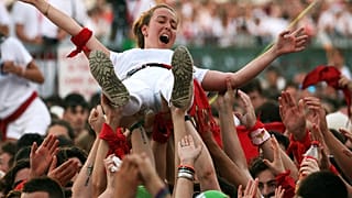 Blanc et rouge : les couleurs indispensables pour participer aux Fêtes de Bayonne.