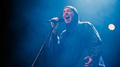 Die irische Sängerin Sinead O'Connor tritt im Akvarium Klub in Budapest, Ungarn, am 9\. Dezember 2019 auf.