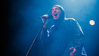 A cantora irlandesa Sinead O'Connor atua no Akvarium Klub em Budapeste, na Hungria, em 2019.