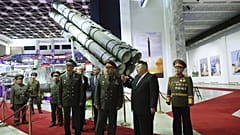 Kim Dzsongun és Szergej Sojgu a phenjani fegyverkiállításon