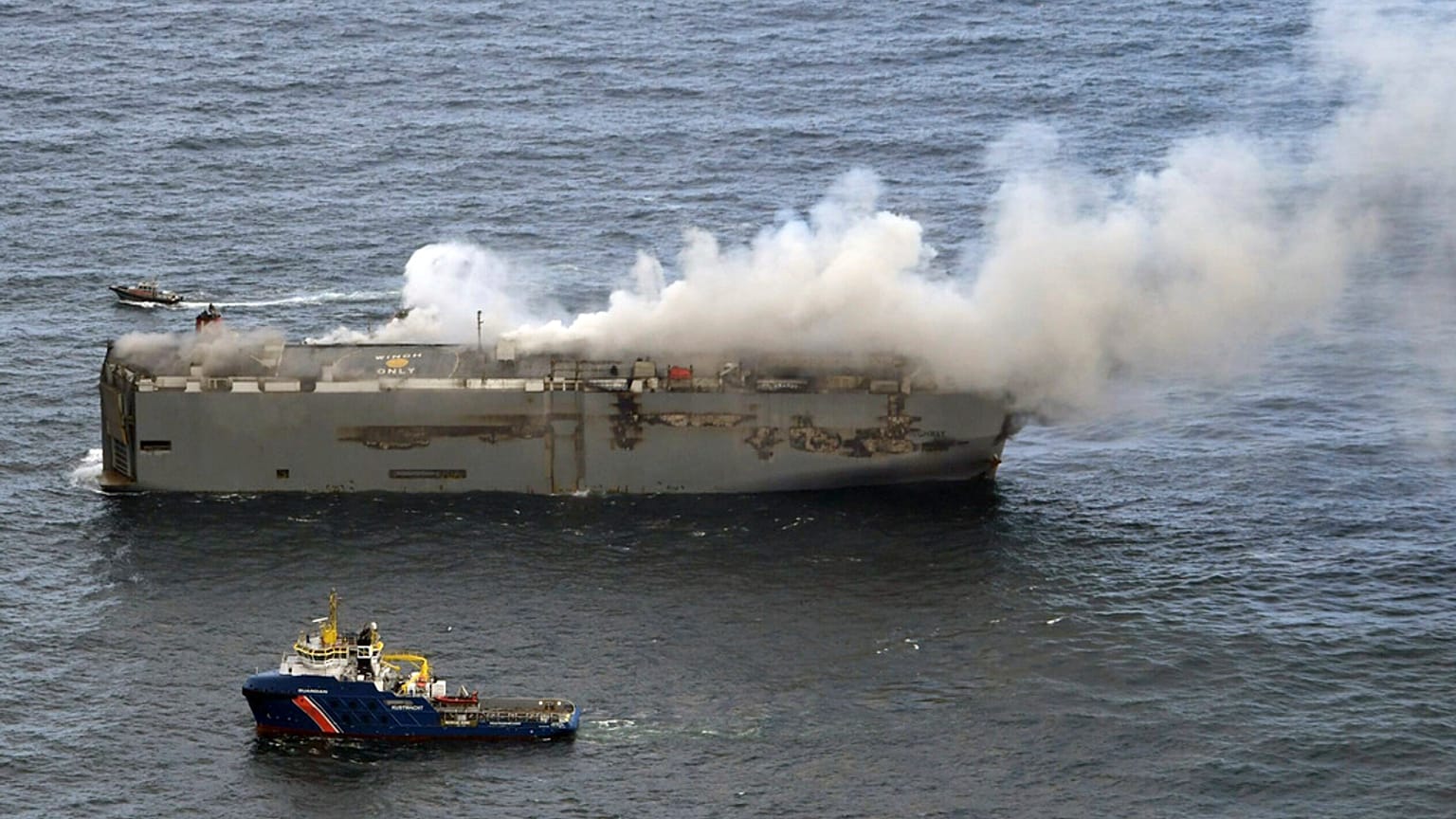 A panamai zászló alatt közlekedő Fremantle Highway teherszállító hajó a holland partoknál 