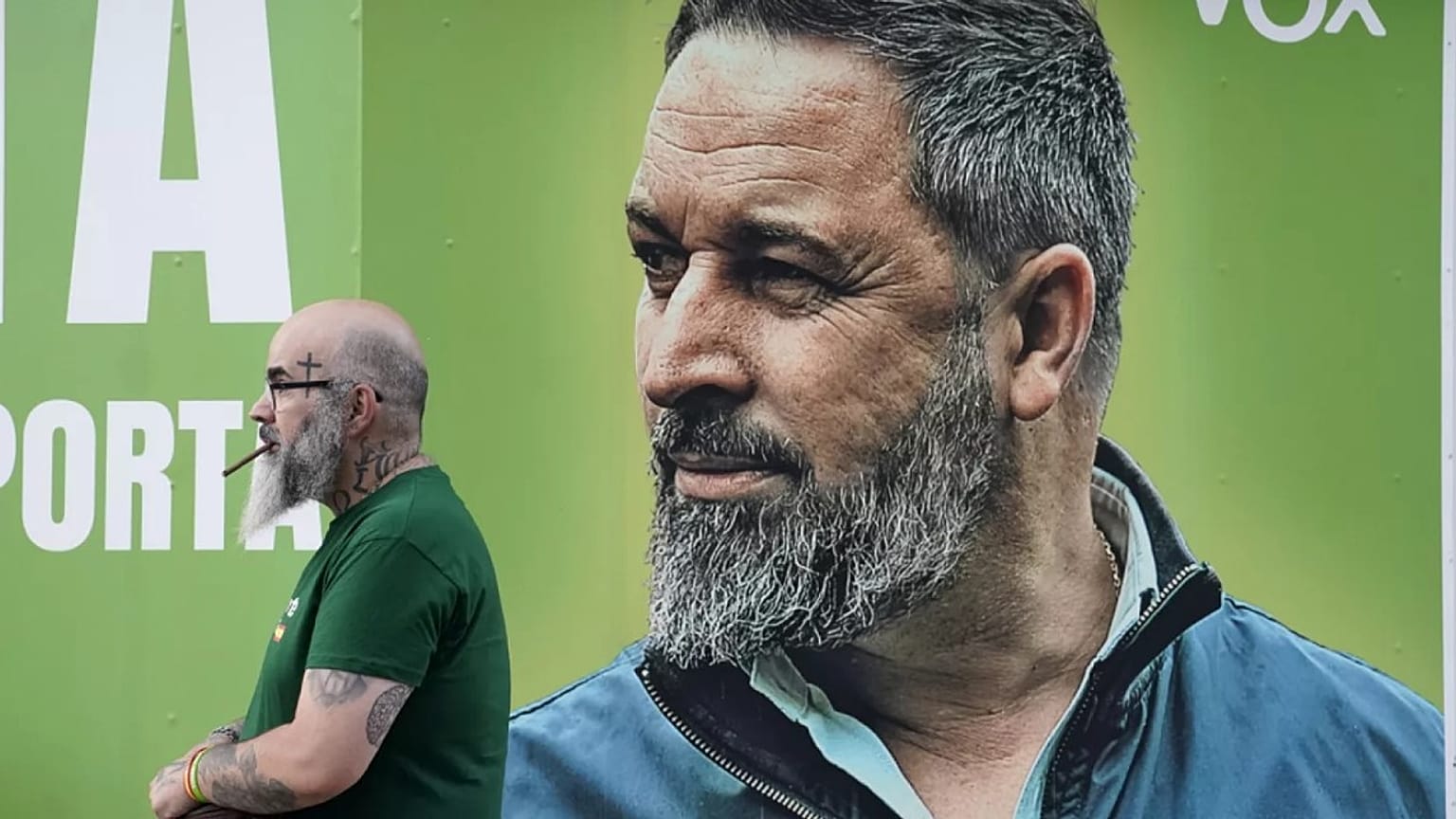 پوستر انتخاباتی سانتیاگو آبسکال، رهبر حزب راست افراطی وُکس