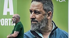 پوستر انتخاباتی سانتیاگو آبسکال، رهبر حزب راست افراطی وُکس