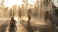 Παιδιά παίζουν σε συντριβάνι- Αθήνα, εικόνα αρχείου