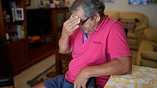 António Grosso chora depois de ler carta que a filha lhe escreveu a saudar a coragem quando contou publicamente a sua história de abuso sexual por membros da Igreja
