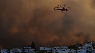 Un helicóptero sobrevuela un incendio forestal en el pueblo de Gennadi, en la isla de Rodas, en el mar Egeo, el 25 de julio de 2023.