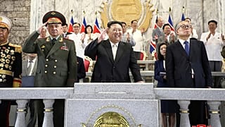 O líder norte-coreano Kim Jong-un recebe o russo Sergei Shoigu e o vice-presidente do Comité Permanente do Congresso Nacional do Povo da China, Li Hongzhong.