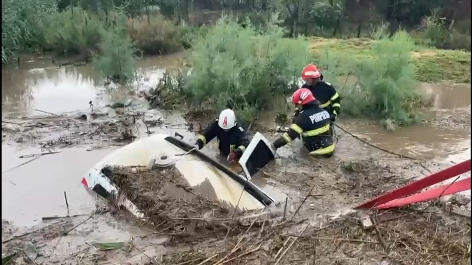 Feuerwehrleute bei der Rettung von eingeschlossenen PKW-Fahrern