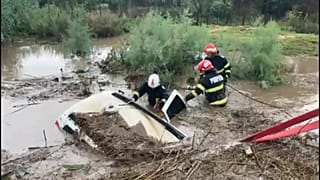 Feuerwehrleute bei der Rettung von eingeschlossenen PKW-Fahrern