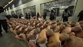 Presuntos pandilleros detenidos en una prisión de El Salvador
