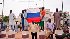Сторонники путчистов вышли на улицы Ниамея с российскими флагами. Ниамей, Нигер. 27 июля 2023.