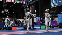 Olga Kharlan (solda) yendiği Rus rakibi Anna Smirnova'nın elini sıkmadan ayrıldı