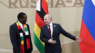 Президент Зимбабве Эммерсон Мнангагва (слева) и президент России Владимир Путин (справа) на саммите "Россия-Африка" в Санкт-Петербурге. 27 июля 2023.