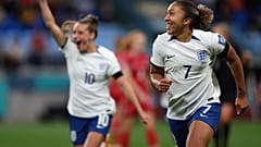 Lauren James, da seleção de Inglaterra, festeja o seu golo. 
