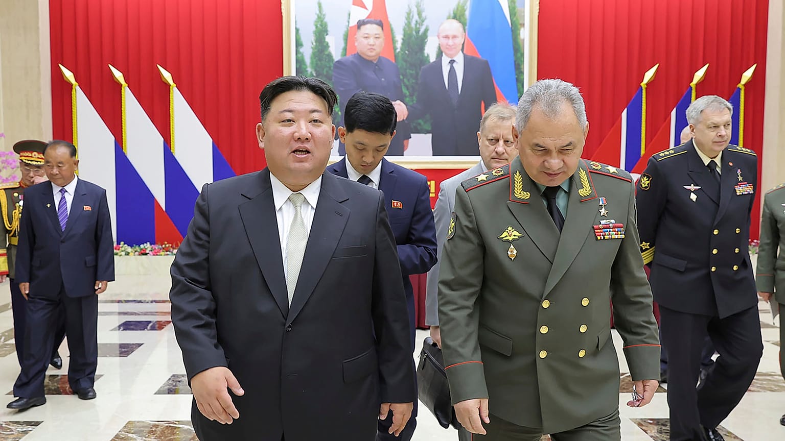 El líder norcoreano Kim Jong Un, en el centro, y el ministro de Defensa ruso Serguéi Shoigú, a la izquierda, durante su encuentro en Piongyang, Corea del Norte, el 27 de julio