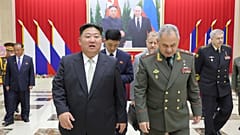 El líder norcoreano Kim Jong Un, en el centro, y el ministro de Defensa ruso Serguéi Shoigú, a la izquierda, durante su encuentro en Piongyang, Corea del Norte, el 27 de julio