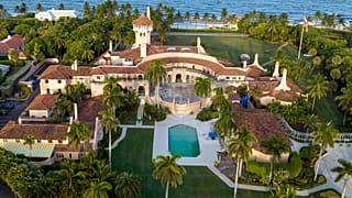 Trump başkanlıktan ayrıldıktan sonra çok gizli belgeleri Florida'daki malikanesinde tutmakla suçlanıyor