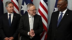 من اليمين وزير الدفاع الأمريكي لويد أوستن ورئيس الوزراء الأسترالي أنتوني ألبانيزي ووزير الخارجية الأمريكي أنتوني بلينكن