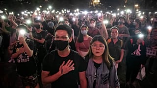 Демонстранты поют протестный гимн в парке Чатер-Гарден, 26 октября 2019 года.