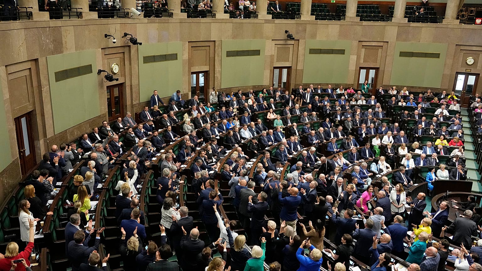 Polonyalı milletvekilleri Varşova'daki parlamentoda oy kullanıyor.