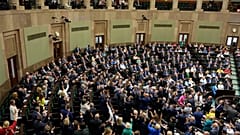 Polonyalı milletvekilleri Varşova'daki parlamentoda oy kullanıyor.