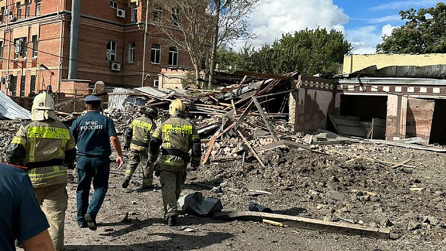 Dégâts causés par les débris d'un missile à Taganrog, en Russie, vendredi 28 juillet 2023.