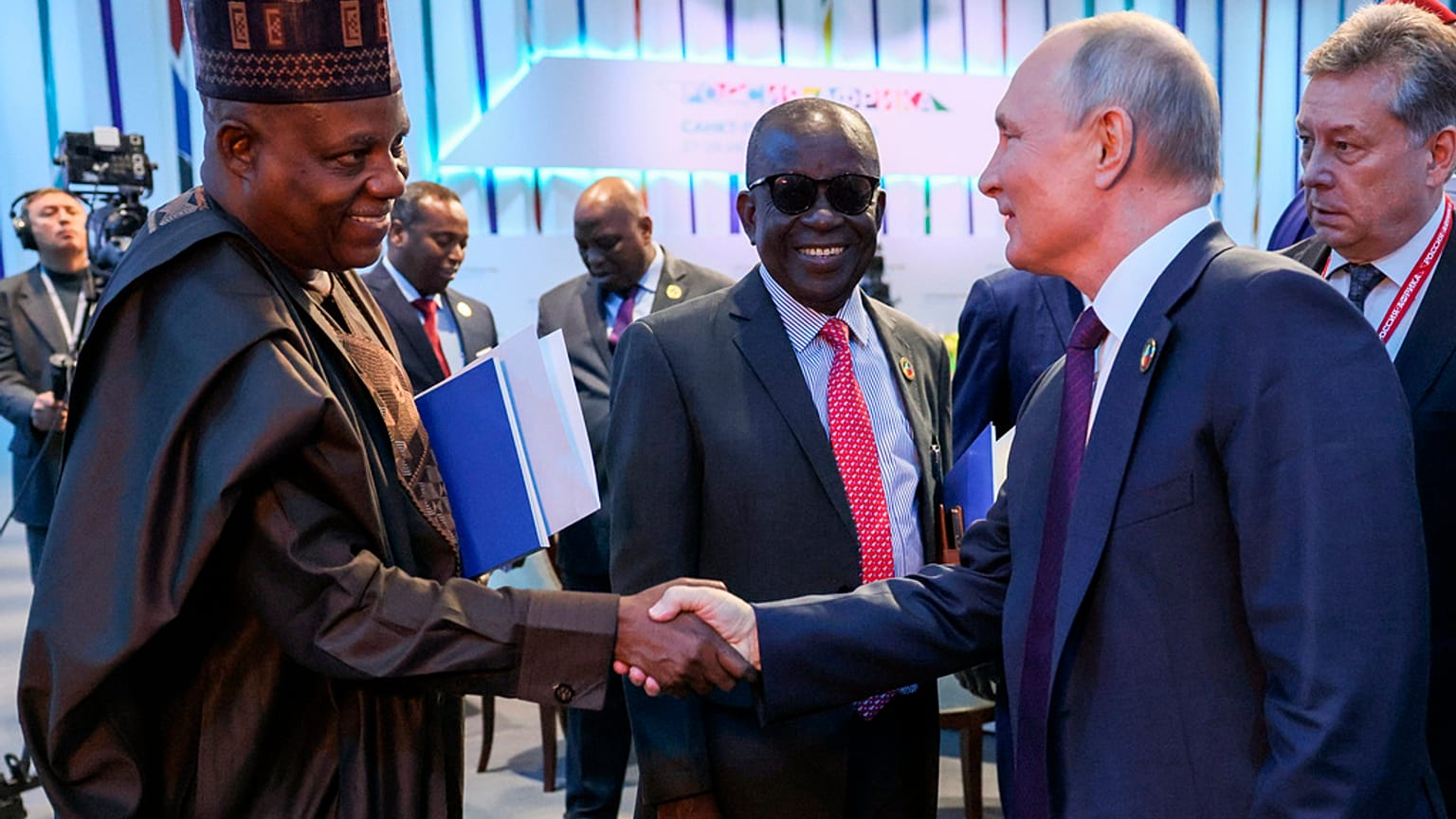 Rusya lideri Vladimir Putin, Rusya-Afrika zirvesinde birçok Afrikalı liderle bir araya geldi