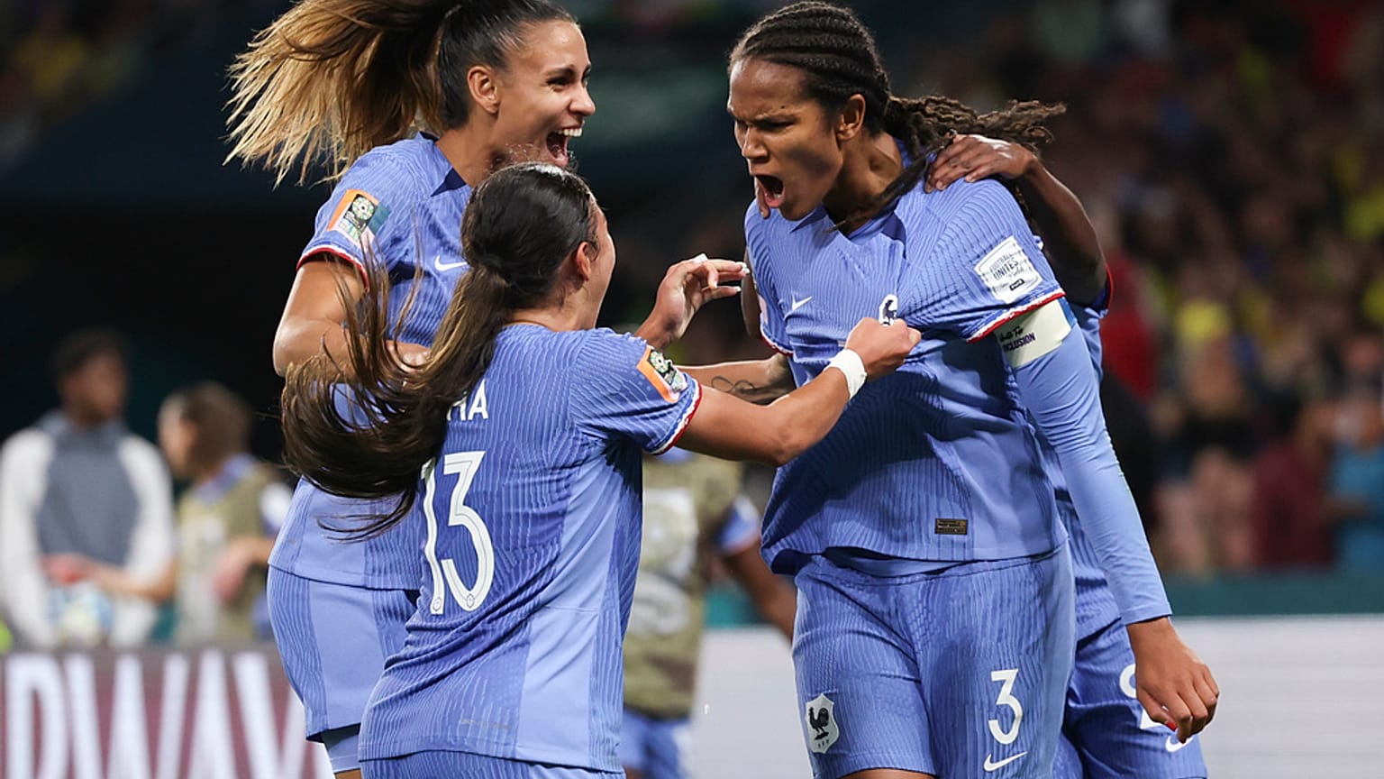 Wendie Renard (à droite) célèbre la victoire des Françaises face au Brésil