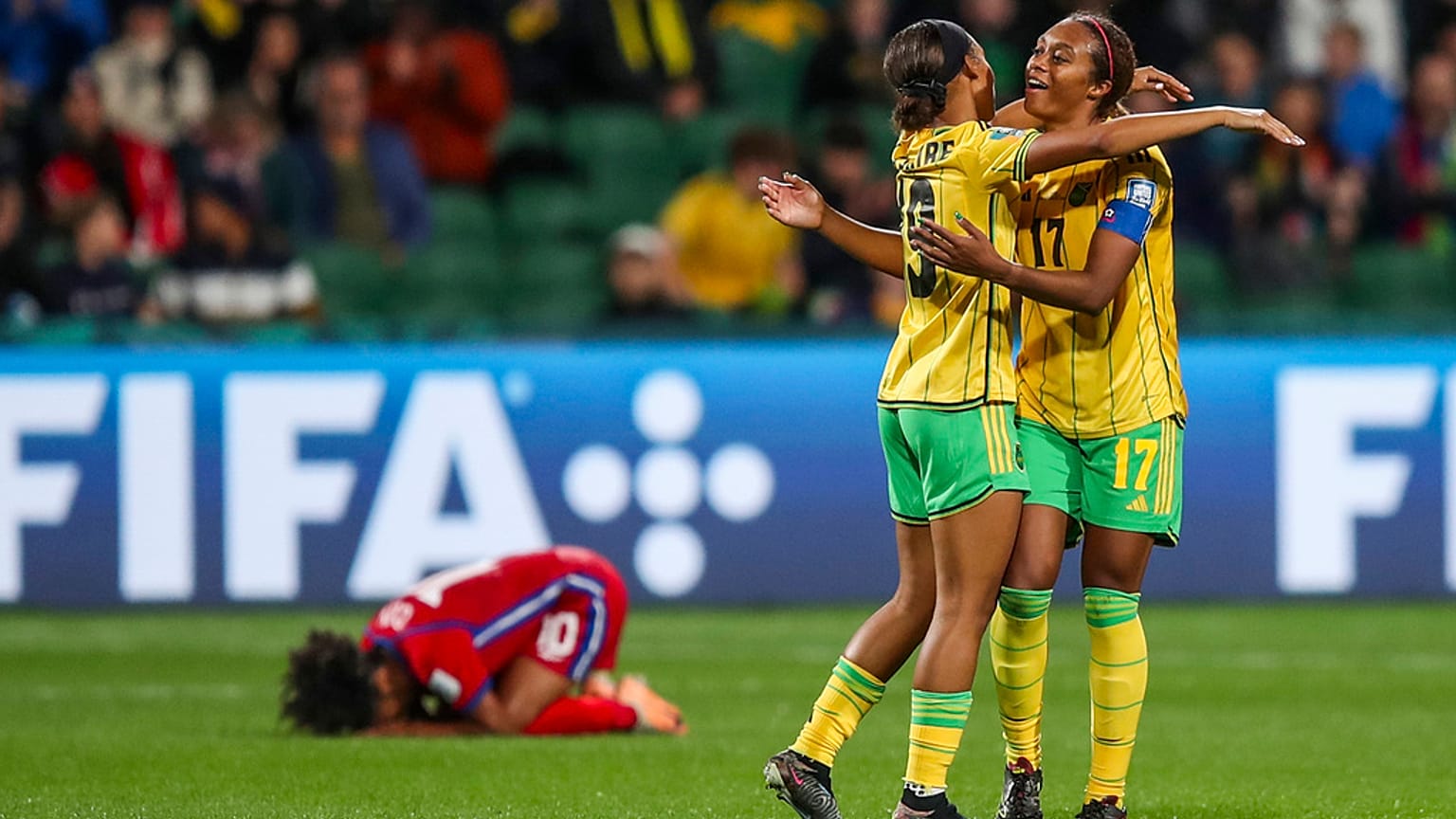 Jogadoras jamaicanas Allyson Swaby e Tiernny Wiltshire festejam no final do jogo 