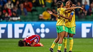 Jogadoras jamaicanas Allyson Swaby e Tiernny Wiltshire festejam no final do jogo