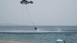 Tűzoltó helikopter veszi a vizet a tengerből