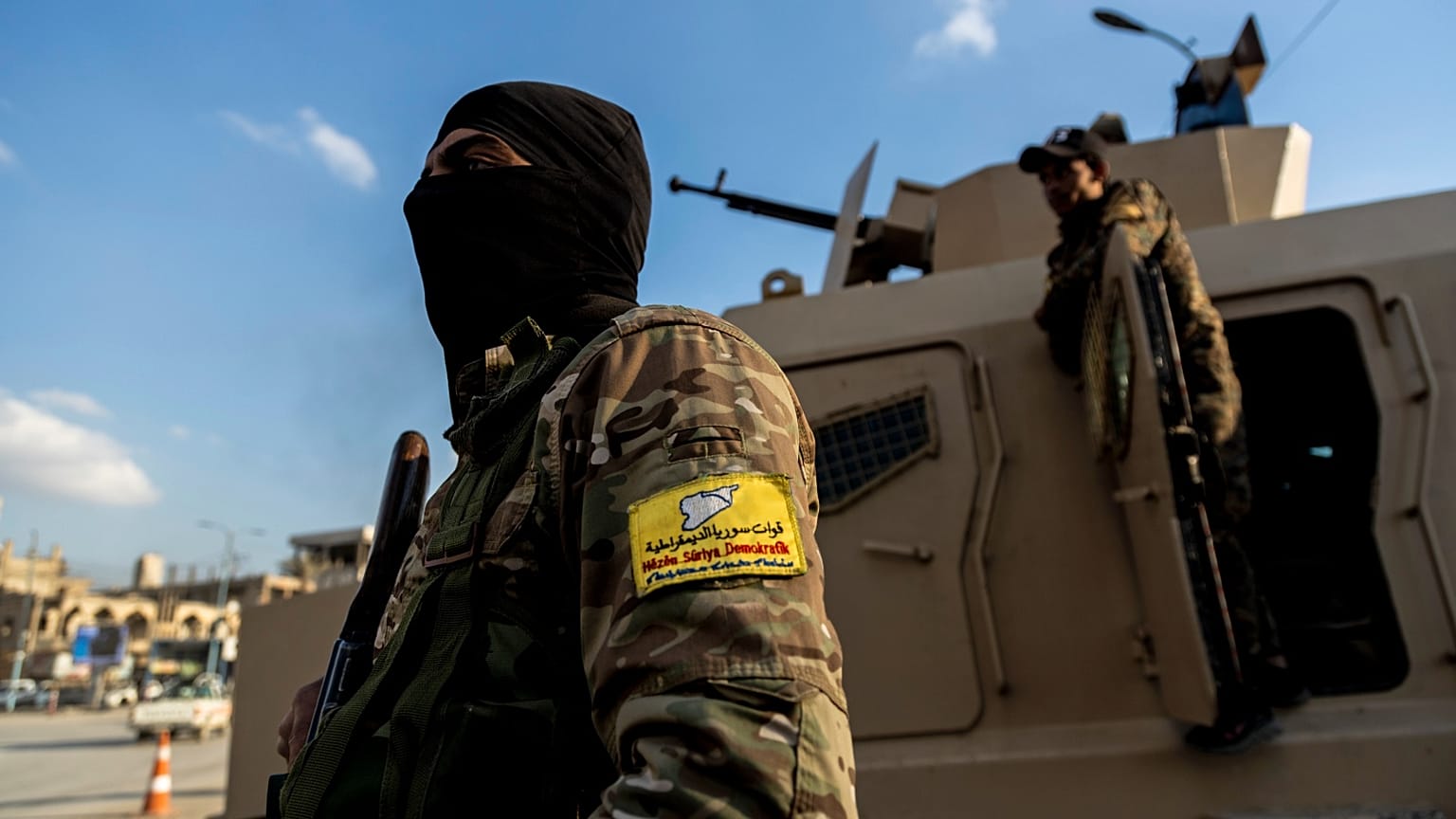 مقاتلون تابعون لقوات سوريا الديمقراطية في مدينة الرقة، من الأرشيف