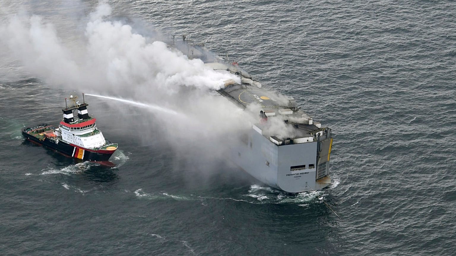La cargo en feu de 18 500 tonnes doit être mis à l'abri