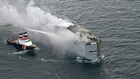 La cargo en feu de 18 500 tonnes doit être mis à l'abri