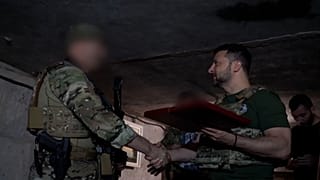 Zelenski entrega condecoraciones en Bajmut