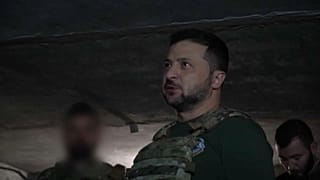 Zelensky visita una delle postazioni avanzate dell'esercito a Bakhmut