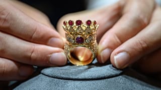 حلقه تاج توپاک شکور که در یک حراجی به قیمت یک میلیون دلار به فروش رسید