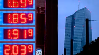 Цены на бензин на автозаправке во Франкфурте с Европейским центробанком на фоне, 28 июля 2023 г.