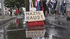 "Omas gegen Rechts" protestieren in Magdeburg gegen die AfD