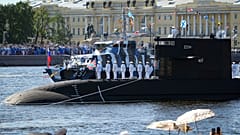 Momento del desfile de Día de la Armada en San Petersburgo sobre el rio Nevá